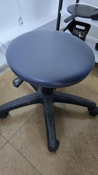 Продаётся стул на колёсиках