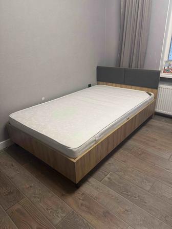Кровать с матрасом