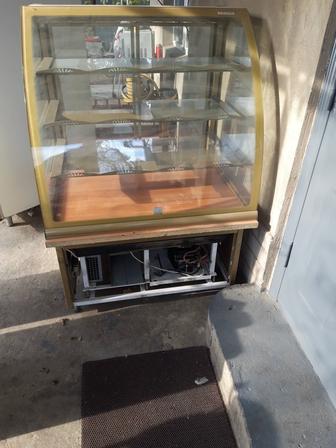 Продам кондитерскую витрину