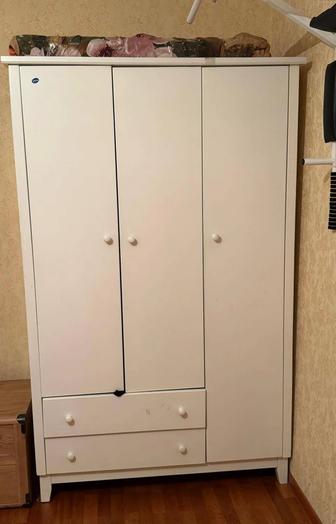 Шкаф и кровать