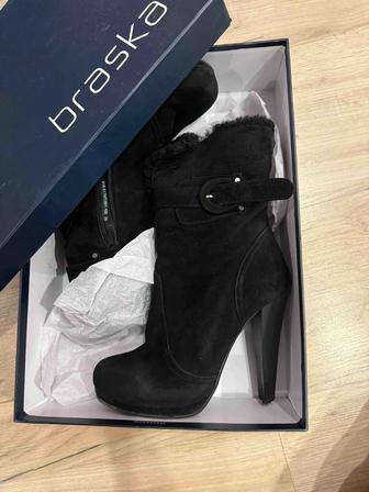 Сапоги женские на высоком каблуке