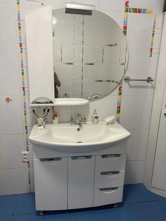 Продается комплект для ванной комнаты, зеркало с тумбой