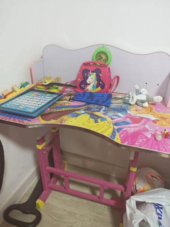 Продам столик растущий со стульчиком ,для девочки