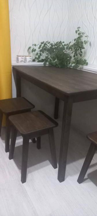 Деревянный стол с табуретками. Стол из дерева.