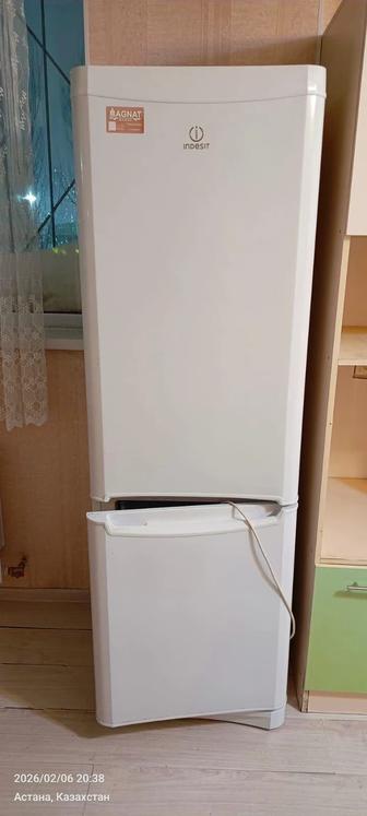 Продам холодильник Indesit