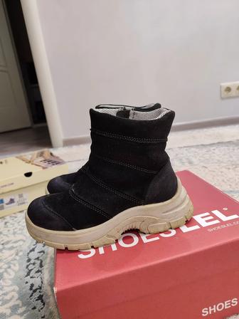 продам ботинки зимние на девочку