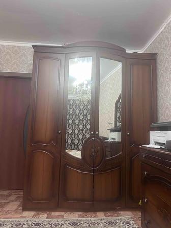 Продам мебель спальн гарнитур комот с зеркалом и диван