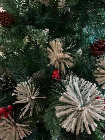 Продается елка с шишками и ягодами