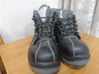 Продам зимние ботинки