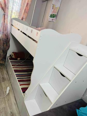 Двухъярусная кровать