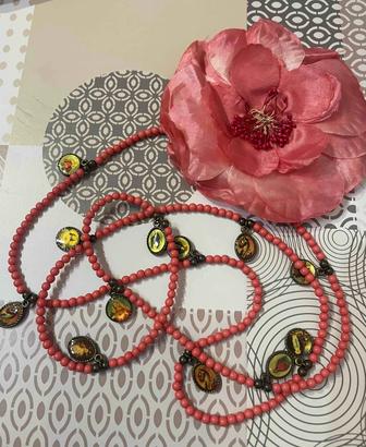 Бусы и декоративная брошь