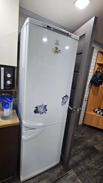 Продам холодильник indesit