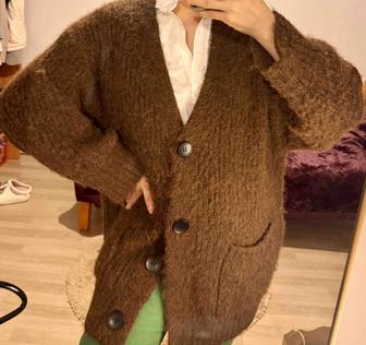 Новый стильный кардиган трендового коричневого цвета в идеальном состоянии