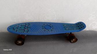 Продается детский скейт в отличном состоянии колесики светятся при езде