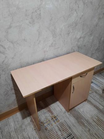 Продам письменный стол с тумбой и выдвижным ящиком