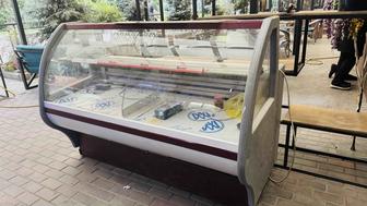 Срочно продаю витринный холодильник