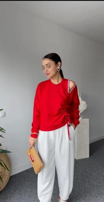 Красивая красная кофта