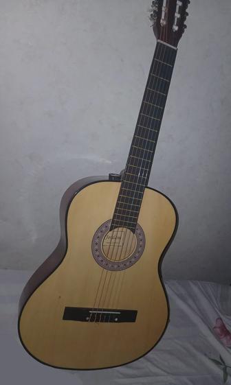 Срочно продам гитару классику 4/4