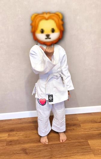 Продам кимоно белое на 5-6 лет