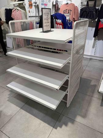 Стол для магазина одежд