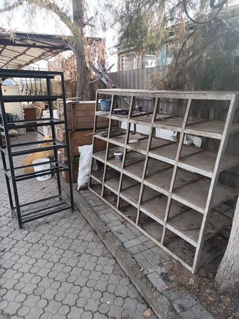 Металлический шкаф и стеллаж