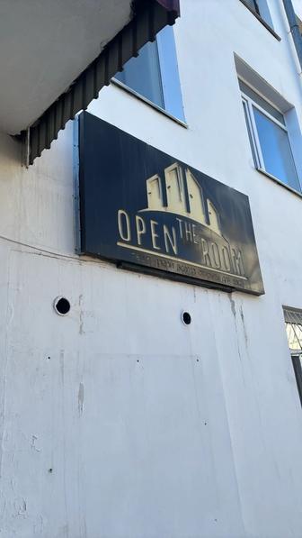 Нужно снять вывеску с высоты 3 метра