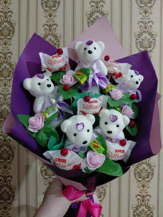 Букет из мишек и рафаэлло.