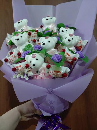 Букет из мишек и рафаэлло.