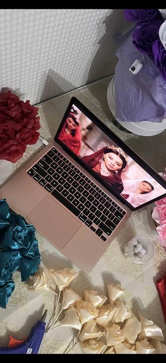 MacBook Air 13 (2020) 8 ГБ RAM / 256 ГБ SSD