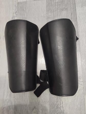 Футбольные щитки (возраст 9-10), б/у, отдам даром