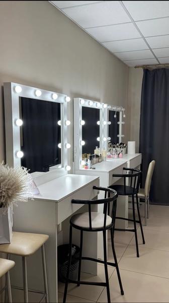 Зеркало для визажистов, барные стулья, лампа