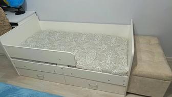 Детская кровать с матрасом и с двумя выдвижными полками.