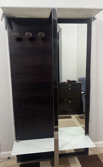 Продам вешалку в прихожую