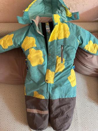 Зимняя куртка в отличном состоянии , чистая без пятен и без потертости