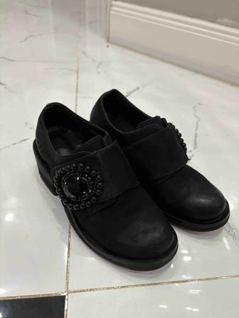 Ботинки с брошью