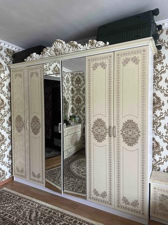 Двухспальная кровать,2шкафчиуа,шкаф 6 дверный и туалетный столик