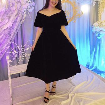 Черное бархатное платье