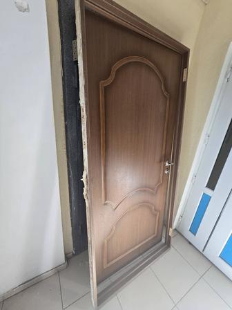Продам дверь внутреннюю входную деревянную в комплекте