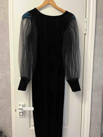 Черное велюровое платье с прозрачными рукавами