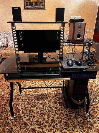 Компьютерный комплект и стол