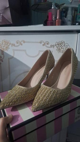 Продам блестящие каблуки всего за 9000к
