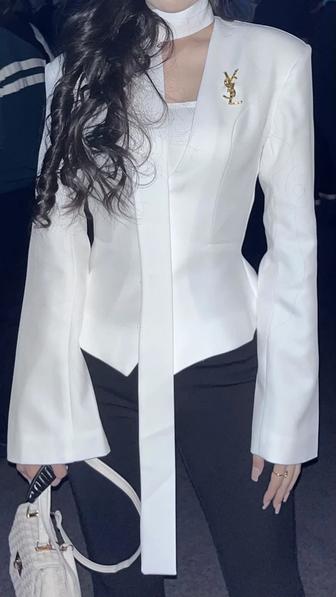 Пиджак приталенный однотонный белый