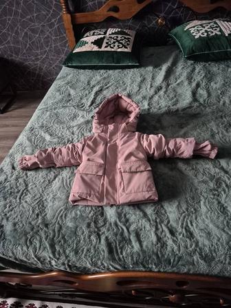 Продам детскую зимнюю курточку для,девочки. Цвет нюдовый. Размер 74.