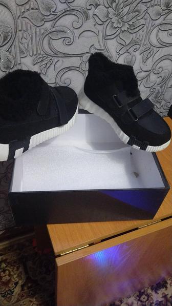 Продаю зимние кроссовки женские