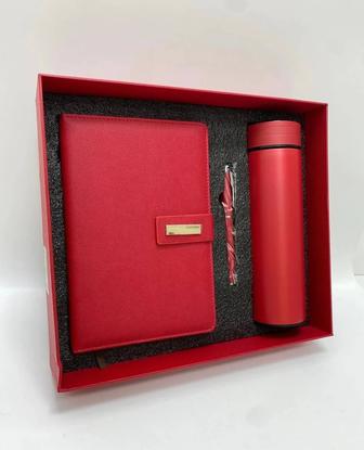 Подарочный набор канцтоваров в стильном дизайне.