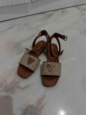 Продаю босоножки Guess