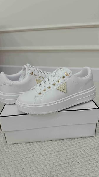 Продам новые кроссовки Guess