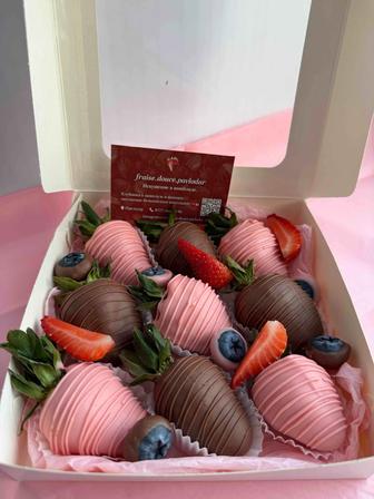 Клубника, финики в шоколаде