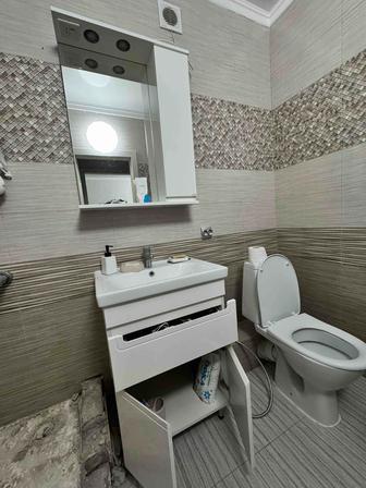 Раковина, шкафчик под раковину и зеркало-шкаф.