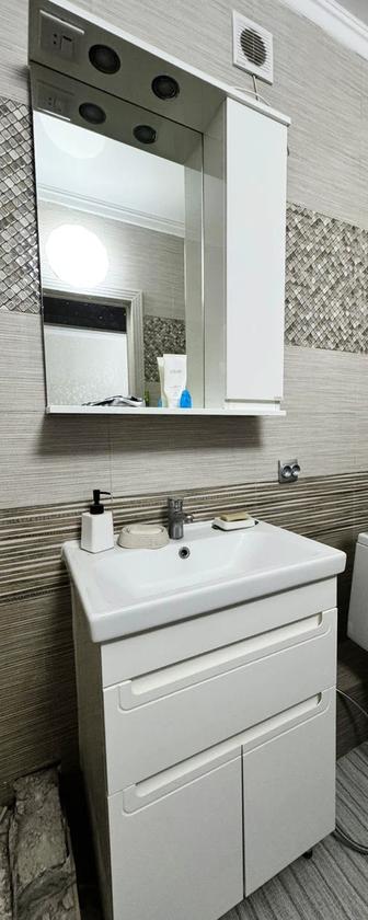 Раковина, шкафчик под раковину и зеркало-шкаф.